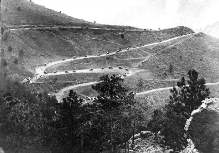 A line of cars driving down the Lariat Loop Trail on Mt. Zion