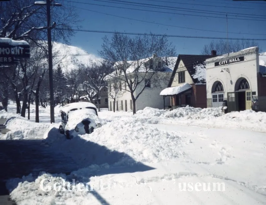 color photo of snowy 12th street in the '40s - City Hall with 2 bays for for fire engines, a house, and the Astor House