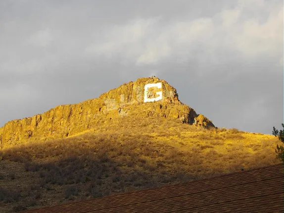 the letter "G" painted in white on the cliff atop South Table Mountain