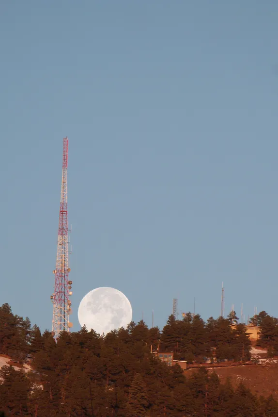 Super Moon Setting Behind Lookout Mountain